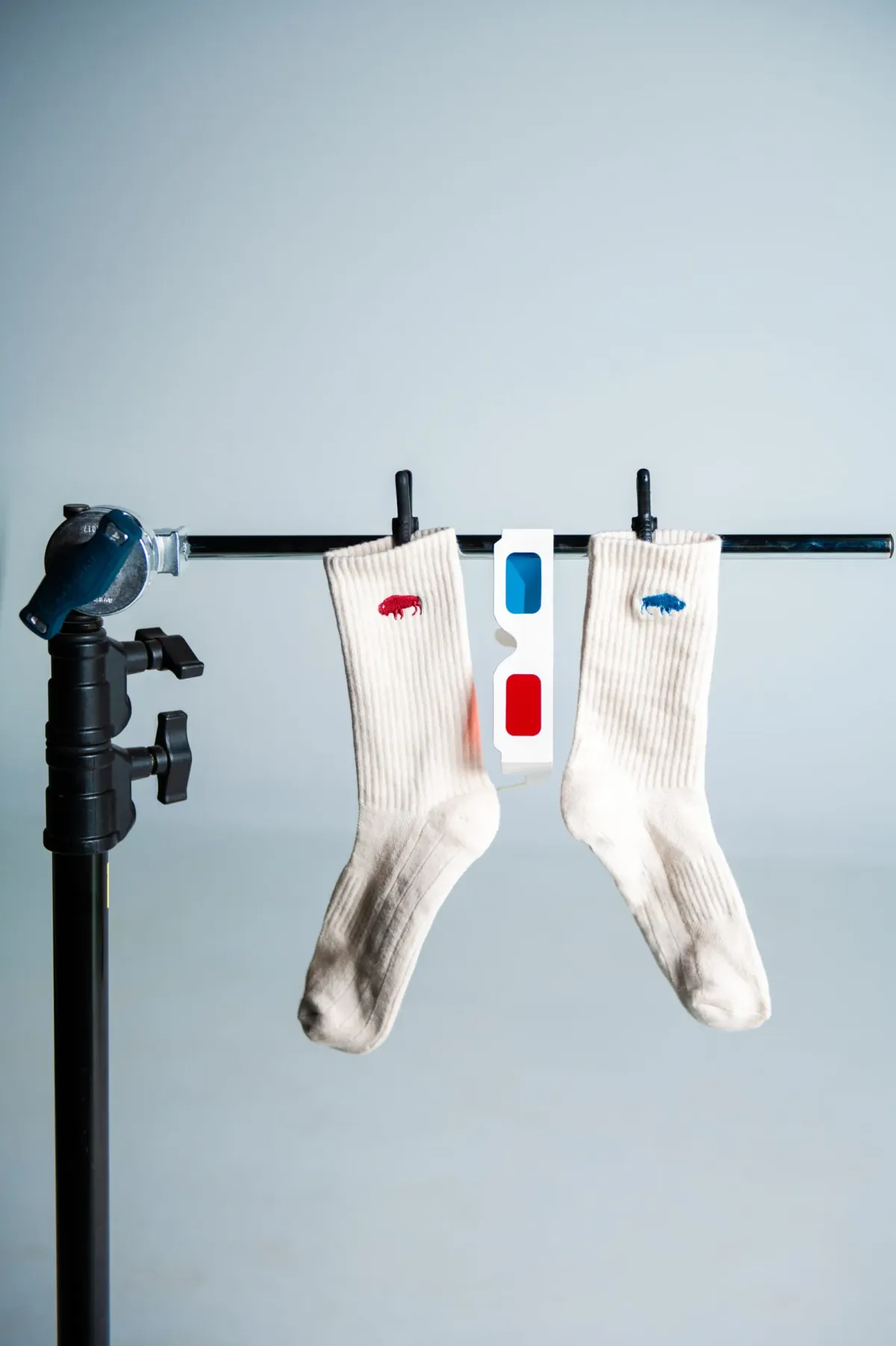 3D Socks: red bison left, blue bison right, with 3D glasses